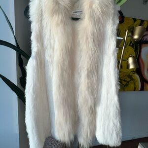 ❄️Creamy White w/cream trip Fur🤍🔥 vest Elizabeth & James w hook closures. Rich 🔥